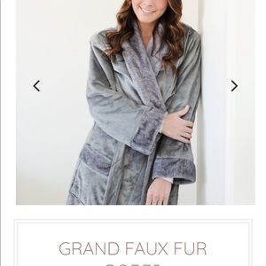 NWOT - Saranoni Grand Faux Fur Robe